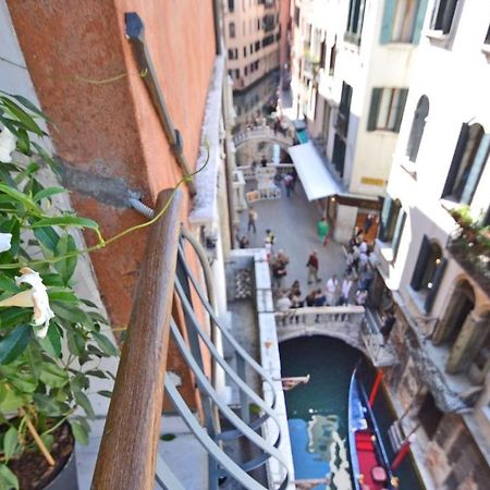 Ai Bareteri Luxury Canal View Venesia Bagian luar foto