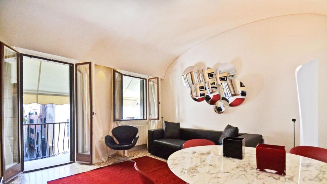 Ai Bareteri Luxury Canal View Venesia Bagian luar foto