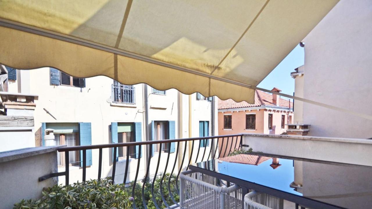 Ai Bareteri Luxury Canal View Venesia Bagian luar foto