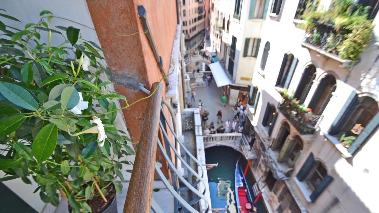 Ai Bareteri Luxury Canal View Venesia Bagian luar foto