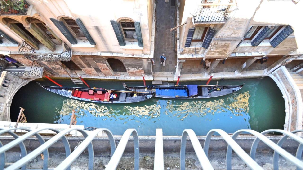 Ai Bareteri Luxury Canal View Venesia Bagian luar foto